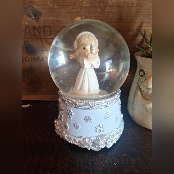 Precious Moments Angel W/Snowflake Glitter Snow Globe - Picture 6 of 7